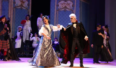 Dracula: Bir Dehşet Komedisi oyunu Denizli’de sanatseverlerle buluştu