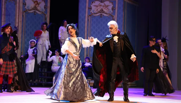 Dracula: Bir Dehşet Komedisi oyunu Denizli’de sanatseverlerle buluştu