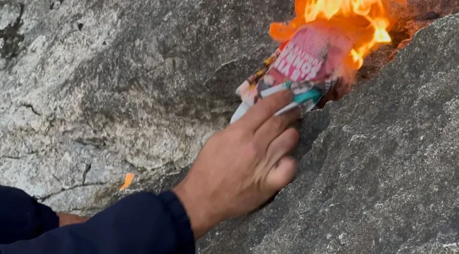 Suları çekilen gölde ilginç olay: Kayalıklar bir anda alev aldı