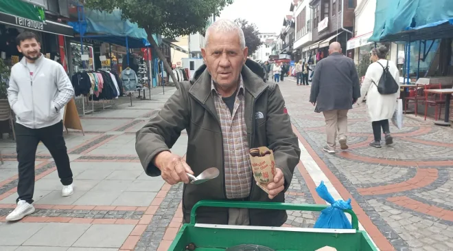 Yarım asırdır sokaklarda: 3 çocuğunu bu meslek sayesinde okuttu