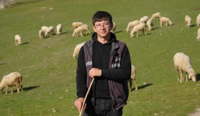 Mimar oldu, köyüne döndü: Onu "Küpeli Çoban" olarak tanıyorlar