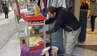 Dükkanın önü kalabalık görünsün diye bedava patlamış mısır dağıtıyor