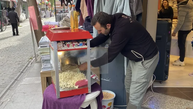 Dükkanın önü kalabalık görünsün diye bedava patlamış mısır dağıtıyor