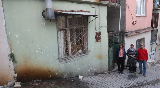 Banyosuz tek odalı evde 4 kişilik yaşam: Umut dolu hayali mavi boyalı bir oda