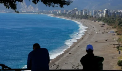 Antalyalılar yağmur ve fırtınadan sonra sahilde güneşin keyfini çıkarttı