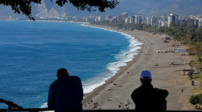 Antalyalılar yağmur ve fırtınadan sonra sahilde güneşin keyfini çıkarttı