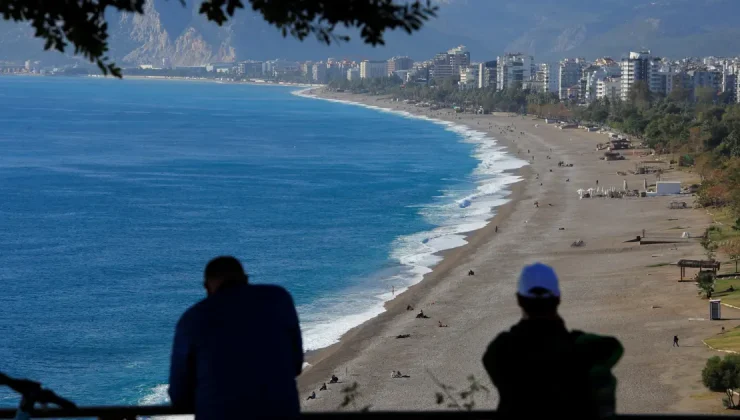 Antalyalılar yağmur ve fırtınadan sonra sahilde güneşin keyfini çıkarttı