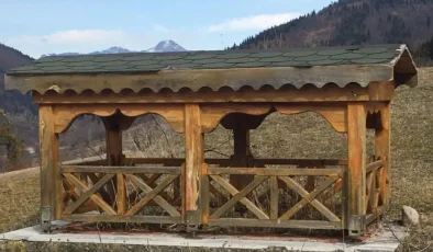 Babası için çardak mezar yaptı: Görenler önce şaşırıyor, sonra fotoğraf çektiriyor