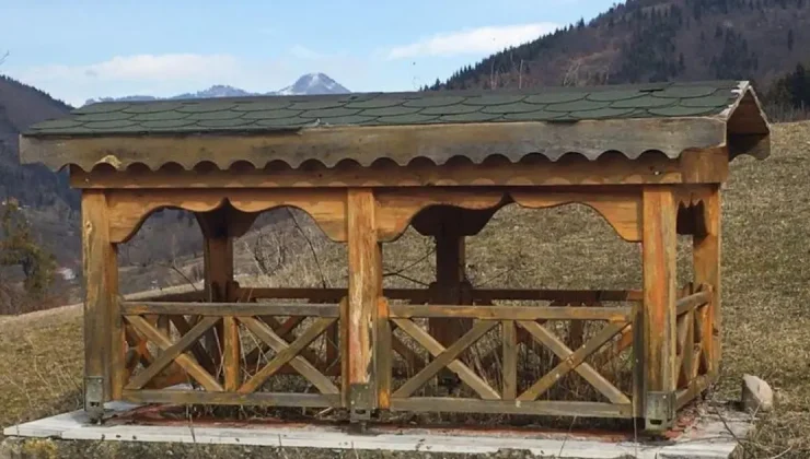 Babası için çardak mezar yaptı: Görenler önce şaşırıyor, sonra fotoğraf çektiriyor