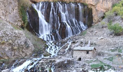 Kayseri’deki Kapuzbaşı Şelaleleri yoğun ilgi görüyor