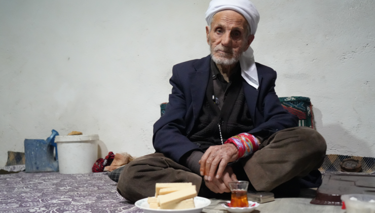 Yarım asırdır sadece çay ve gofretle besleniyor. Rüstem Dede görenleri hayran bırakıyor