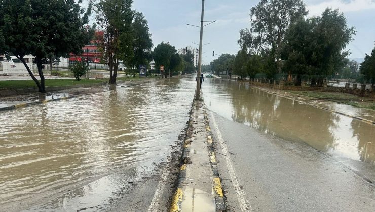 Türkeli ile Alayköy çemberleri arasında biriken su tahliye edildi, yol trafiğe açıldı