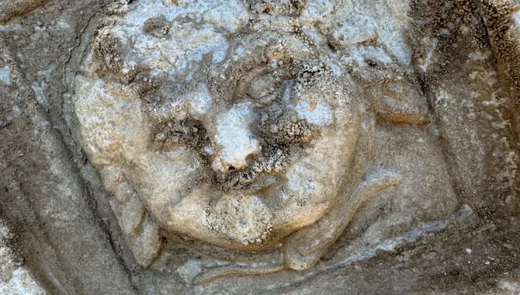 Bartın’da Medusa’nın gülümseyen yüzü bulundu. Gözlerine bakanı taşa çevirdiğine inanılıyor