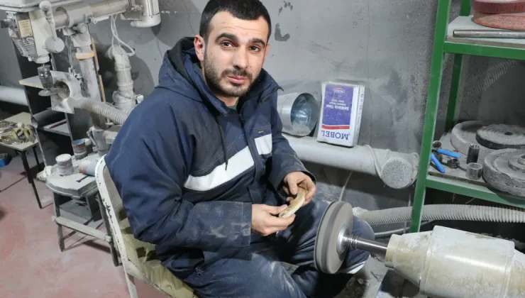 Sabırla, milim milim üretiyor. “Kızımın yüzünü unuttum” dedi