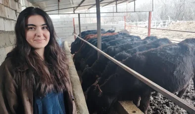 İşe giremeyince kendi çiftliğini kurdu sabahları erken kalkıp hayvanlarına bakıyor