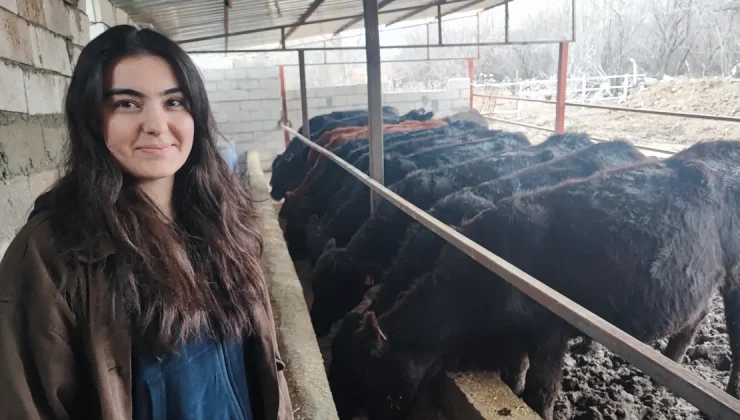 İşe giremeyince kendi çiftliğini kurdu sabahları erken kalkıp hayvanlarına bakıyor