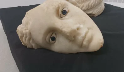 İzmir’de 2 bin 200 yıllık tanrıça başı bulundu