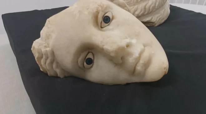 İzmir’de 2 bin 200 yıllık tanrıça başı bulundu