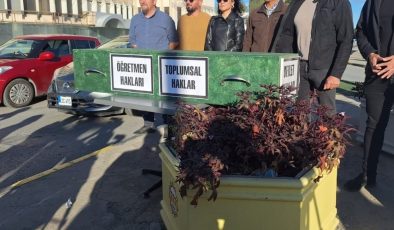 Öğretmenlerden tabutlu eylem