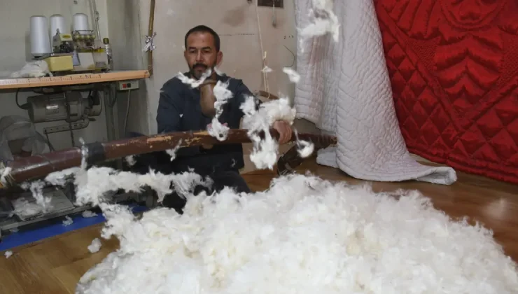 Gelişen teknolojiye rağmen yayı ve tokmağıyla hallaçlık yapıyor, gelecek kuşaklara miras bırakıyor