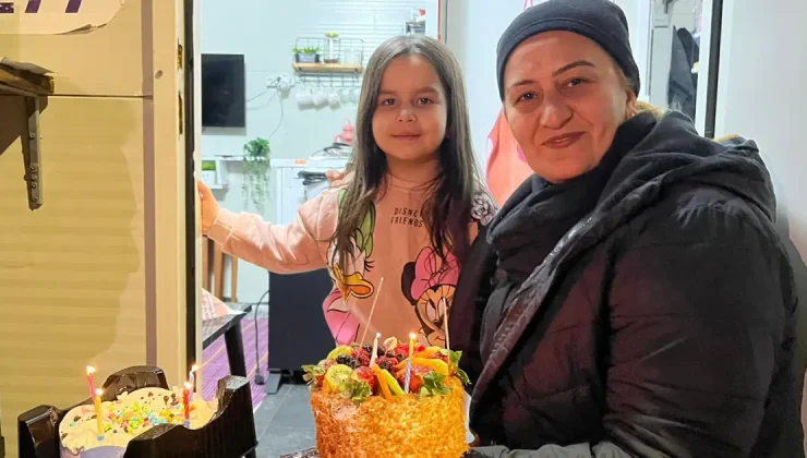 Enkazdan kurtulan Alya 4 yaşına girdi. Umutla üflediği pastasından oyuncak diledi