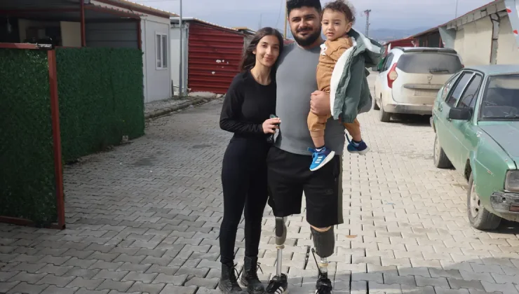 Depremde enkazdan kurtulan Emre, protez bacaklarıyla hayata tutundu