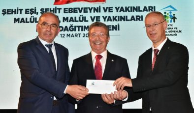 İlk kartı Üstel aldı