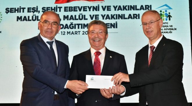 İlk kartı Üstel aldı