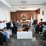 Şampiyon satranç oyuncusu Emre Şeb, Özçınar'ı ziyaret etti