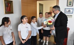 23 Nisan İlkokulu öğrencileri Girne Belediye Başkanı Şenkul’u ziyaret etti