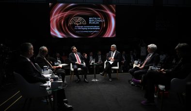 Antalya Diplomasi Forumu kapsamında “Belirsizliklerin Yönetilmesinde Stratejik İletişim” paneli düzenlendi