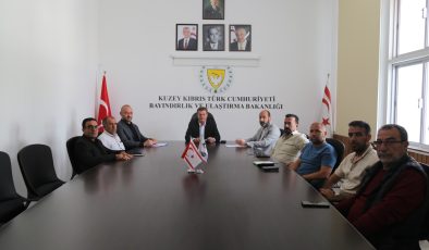 Bayındırlık ve Ulaştırma Bakanı Arıklı, Kıbrıs Türk Taksiciler Dernekleri Federasyonu’nu kabul etti