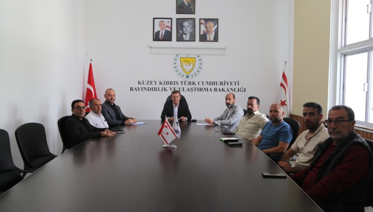 Bayındırlık ve Ulaştırma Bakanı Arıklı, Kıbrıs Türk Taksiciler Dernekleri Federasyonu’nu kabul etti