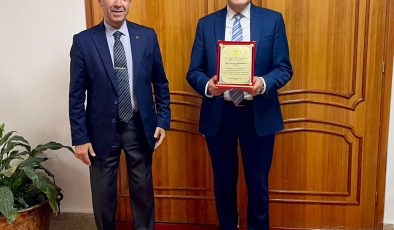 Dışişleri Bakanı Ertuğruloğlu’ndan emekli olan Lakadamyalı’ya teşekkür plaketi