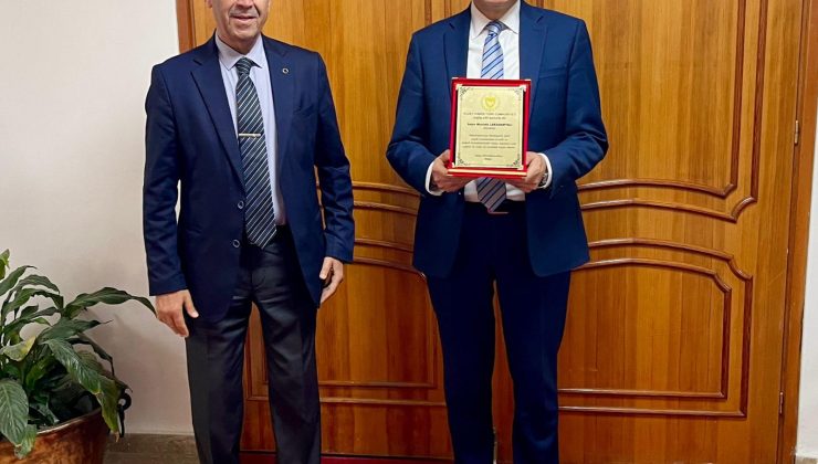 Dışişleri Bakanı Ertuğruloğlu’ndan emekli olan Lakadamyalı’ya teşekkür plaketi