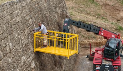 Gazimağusa Belediyesi, surlarda temizlik çalışmalarına başladı