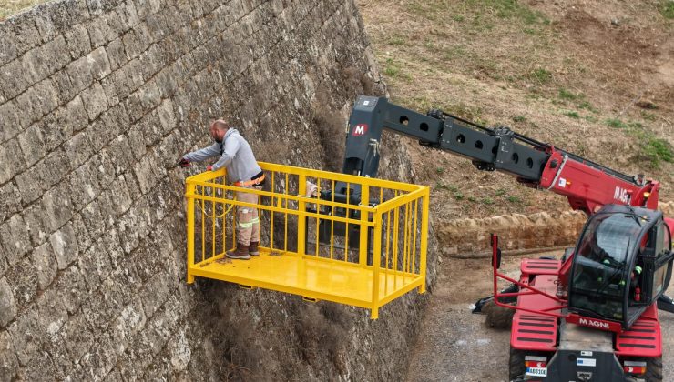 Gazimağusa Belediyesi, surlarda temizlik çalışmalarına başladı