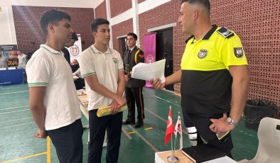 Girne Anafartalar Lisesi’ndeki kariyer gününde polis mesleği tanıtıldı