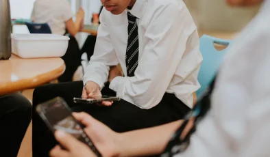İngiltere’de okullarda cep telefonu yasayla yasaklanıyor