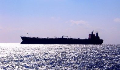 İran, Umman Denizi’nde bir konteyner gemisine ateş açtı