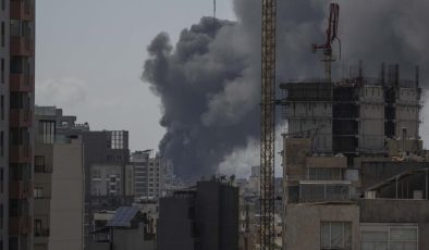 İsrail ateşkese rağmen Lübnan’ın güneyinde 50 yapıyı havaya uçurarak yıkımı sürdürdü