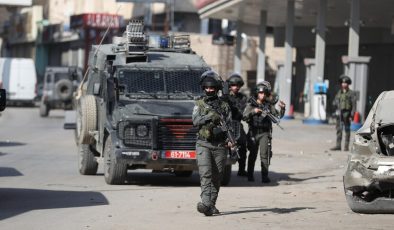 İsrail ordusu Kudüs’teki mülteci kampına baskın düzenledi