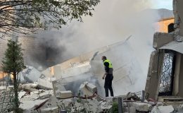 İsrail ordusu, Lübnan’ın güneyindeki Meys el-Cebel beldesinde evleri ateşe verdi