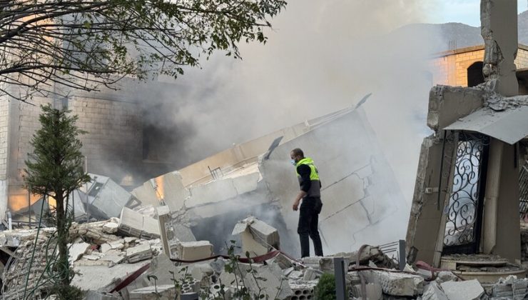 İsrail ordusu, Lübnan’ın güneyindeki Meys el-Cebel beldesinde evleri ateşe verdi