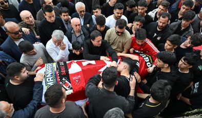 Kahramanmaraş’taki okul saldırısında yaşamını yitiren öğretmen ve öğrenciler gözyaşlarıyla uğurlandı