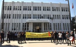 Kıbrıs Türk Taksici Dernekleri Federasyonu, Bayındırlık ve Ulaştırma Bakanlığı önünde eylem yaptı