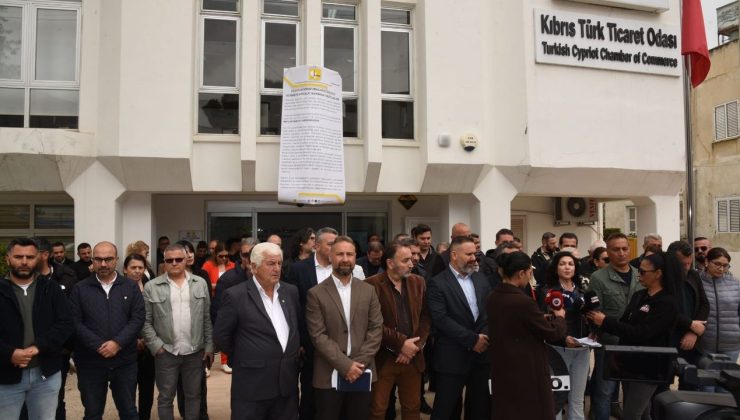 Ticaret Odası’na siyah çelenk, uzatılan güle ret