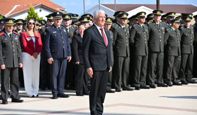 Özçınar, 23 Nisan Ulusal Egemenlik ve Çocuk Bayramı kutlama törenine katıldı