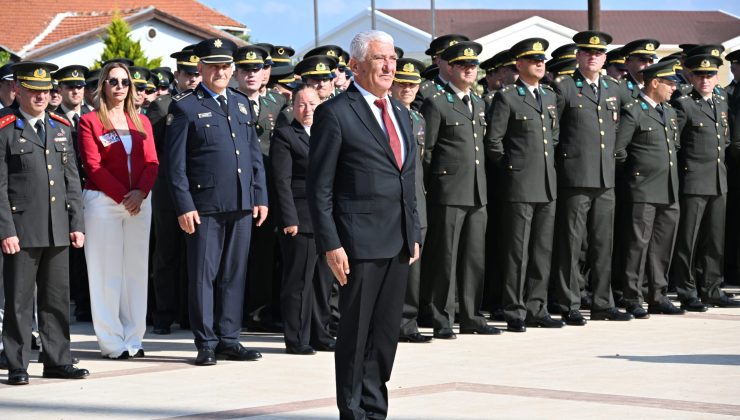 Özçınar, 23 Nisan Ulusal Egemenlik ve Çocuk Bayramı kutlama törenine katıldı