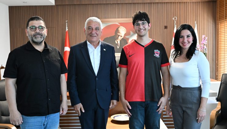 Şampiyon satranç oyuncusu Emre Şeb, Özçınar’ı ziyaret etti